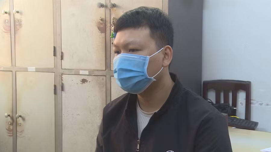 Nguyễn Công Minh đến công an đầu thú. Ảnh: Trị Bình