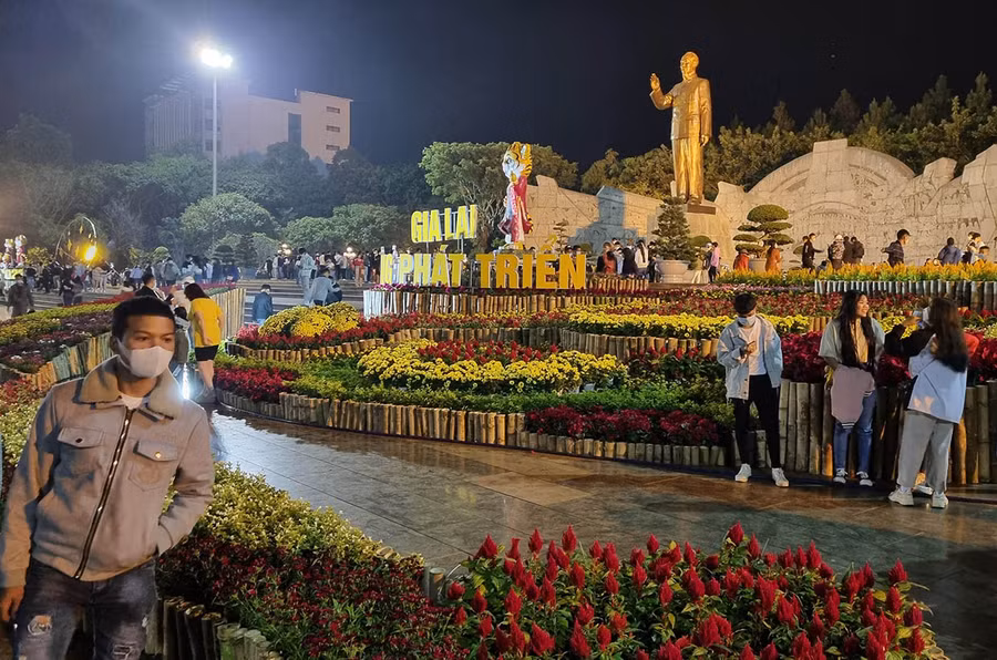 Mọi người đổ về Quảng trường Đại Đoàn Kết để tham quan, chụp hình lưu niệm và chào đón Giao thừa. Ảnh: Hà Phương