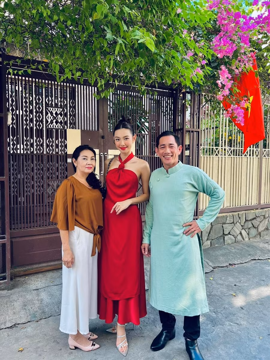 Hoa hậu Thuỳ Tiên đón năm mới với tà áo dài cách tân màu đỏ rực rỡ. Ảnh: FBNV