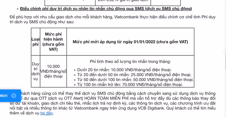 Nội dung email thông báo thay đổi mức phí SMS Banking mà Vietcombank gửi cho khách hàng vào ngày 29.12.2021. Ảnh chụp màn hình.