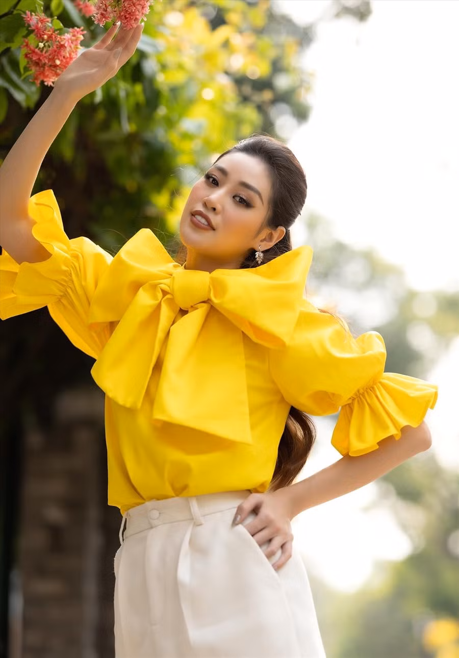  Không lựa chọn áo dài, Hoa hậu Khánh Vân vẫn nổi bật với sắc vàng ngày đầu năm mới. Ảnh: FBNV