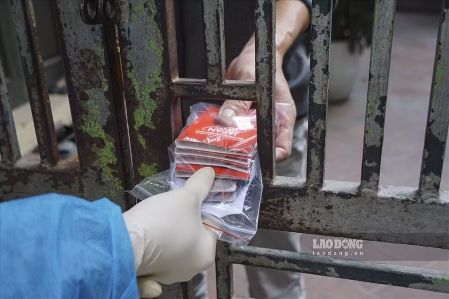 Anh Tuân phát thuốc cho bệnh nhân, người nhà bệnh nhân.
