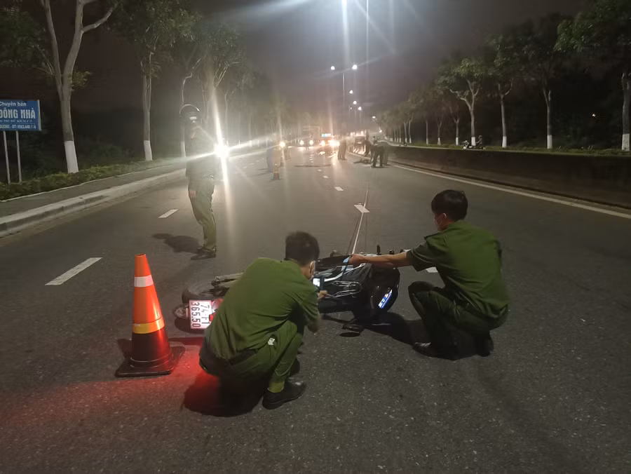 Công an Q.Ngũ Hành Sơn điều tra hiện trường. Ảnh: Văn Tiến