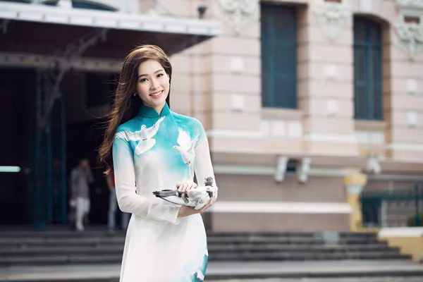 Thuận Việt chia sẻ, anh không chỉ thiết kế những bộ áo dài để giới thiệu văn hóa Việt tới quan khách Bỉ cũng như kiều bào, còn phải thể hiện được ước vọng hòa bình và khát khao bảo vệ chủ quyền lãnh thổ biển đảo Việt Nam. Thuận Việt chia sẻ, anh không chỉ thiết kế những bộ áo dài để giới thiệu văn hóa Việt tới quan khách Bỉ cũng như kiều bào, còn phải thể hiện được ước vọng hòa bình và khát khao bảo vệ chủ quyền lãnh thổ biển đảo Việt Nam.
