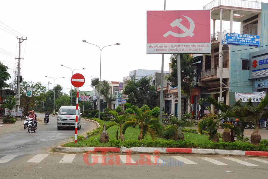 Ngã ba vào thị xã Ayun Pa. Ảnh: Lê Văn Nhung