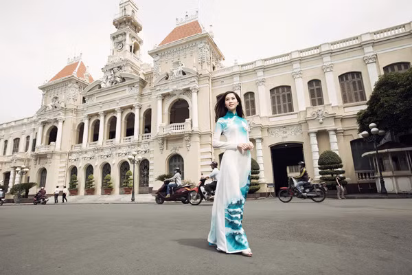 Hoa hậu Việt Nam 2012 Đặng Thu Thảo đã có buổi chụp ảnh rất sớm cùng ê kíp. Họ lang thang qua các địa điểm nổi tiếng của Sài Gòn như: bưu điện thành phố, dinh Thống Nhất, Ủy ban Nhân dân thành phố... để ghi lại những hình ảnh đẹp. Hoa hậu Việt Nam 2012 Đặng Thu Thảo đã có buổi chụp ảnh rất sớm cùng ê kíp. Họ lang thang qua các địa điểm nổi tiếng của Sài Gòn như: bưu điện thành phố, dinh Thống Nhất, Ủy ban Nhân dân thành phố... để ghi lại những hình ảnh đẹp.