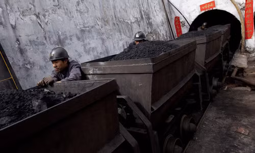  Công nhân chuyển than ra từ một mỏ than ở Trung Quốc.