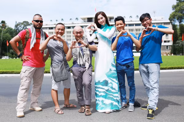 Bộ ảnh do đạo diễn hình ảnh Vô Thường thực hiện, với sự hỗ trợ của chuyên gia trang điểm Minh Lộc. Trang phục của nhà thiết kế Thuận Việt. Bộ ảnh do đạo diễn hình ảnh Vô Thường thực hiện, với sự hỗ trợ của chuyên gia trang điểm Minh Lộc. Trang phục của nhà thiết kế Thuận Việt.