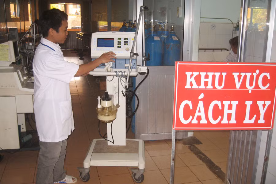 Khoa bệnh Nhiệt đới (Bệnh viện Đa khoa tỉnh) chuẩn bị 20 giường bệnh tại khu vực cách ly sẵn sàng ứng phó với dịch cúm. Ảnh: Đức Phương
