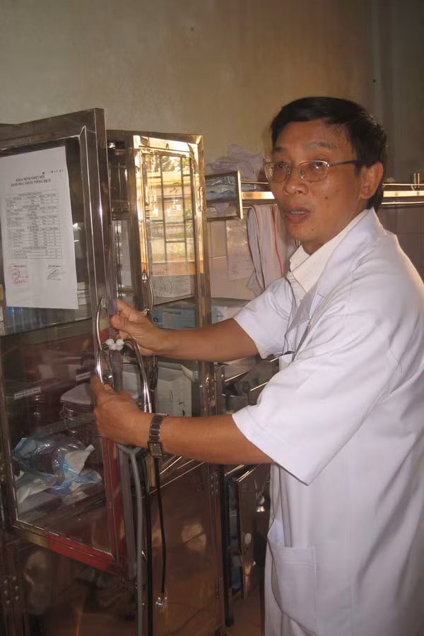 Kiểm tra trang-thiết bị hỗ trợ cấp cứu phòng-chống dịch tại Bệnh viện Đa khoa tỉnh. Ảnh: Đức Phương