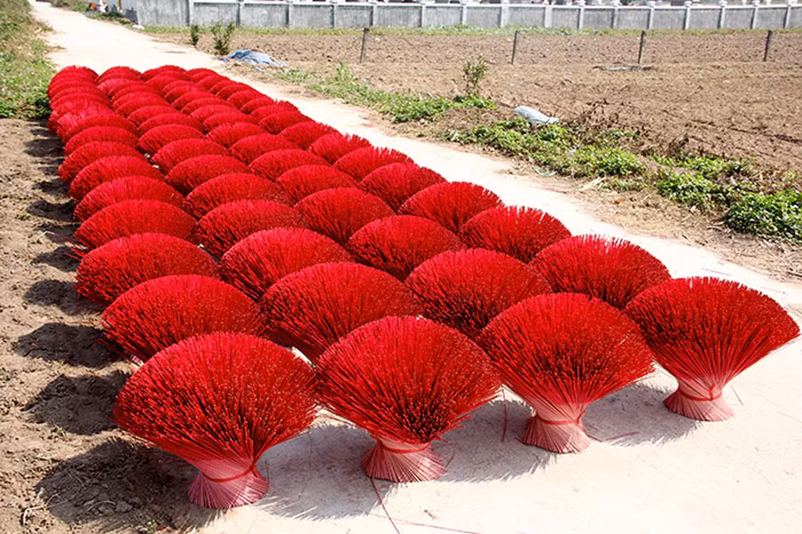 Lõi tăm hương được phơi sấy khô hong, đây là khâu khá quan trọng để hương bảo quản khô ráo được lâu.