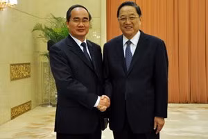 Chủ tịch Ủy ban toàn quốc Hội nghị Chính trị Hiệp thương nhân dân Trung Quốc Du Chính Thanh (bên phải) đón Chủ tịch Ủy ban Trung ương Mặt trận Tổ quốc Việt Nam Nguyễn Thiện Nhân. Chủ tịch Ủy ban toàn quốc Hội nghị Chính trị Hiệp thương nhân dân Trung Quốc Du Chính Thanh (bên phải) đón Chủ tịch Ủy ban Trung ương Mặt trận Tổ quốc Việt Nam Nguyễn Thiện Nhân.