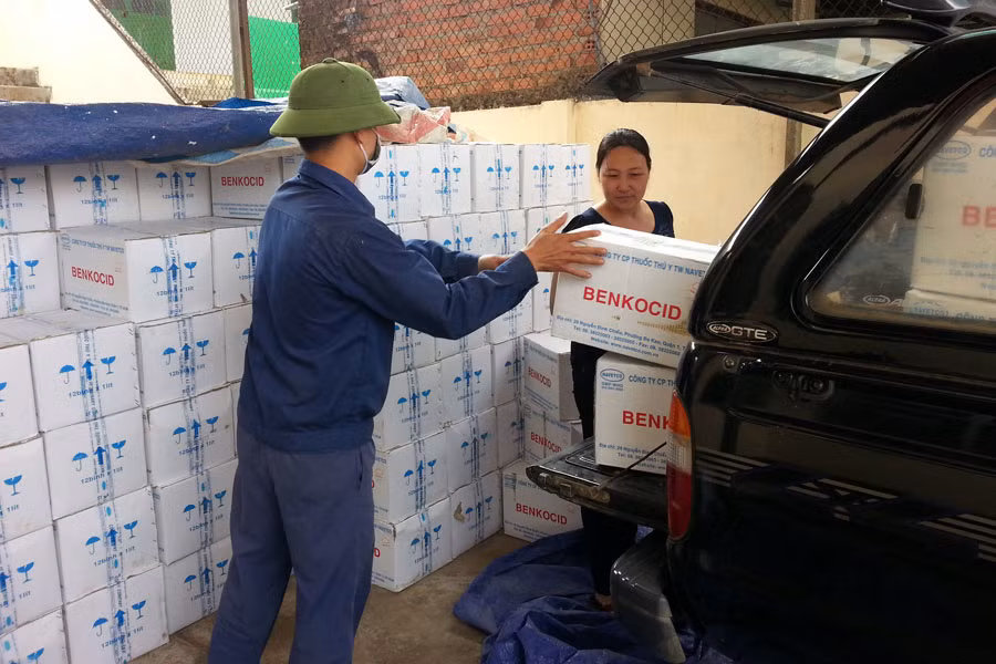 Chi cục Thú y tỉnh cấp phát hóa chất Bencozit cho các địa phương triển khai “Tháng vệ sinh, tiêu độc, khử trùng khẩn cấp để phòng-chống dịch cúm gia cầm”. Ảnh: Đức Phương