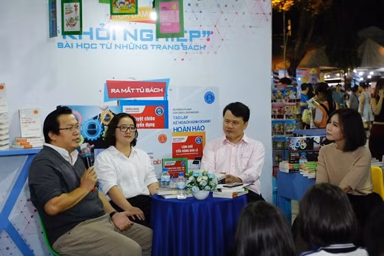 Doanh nhân, diễn giả Nguyễn Tất Quỳnh (trái) trong một buổi giao lưu