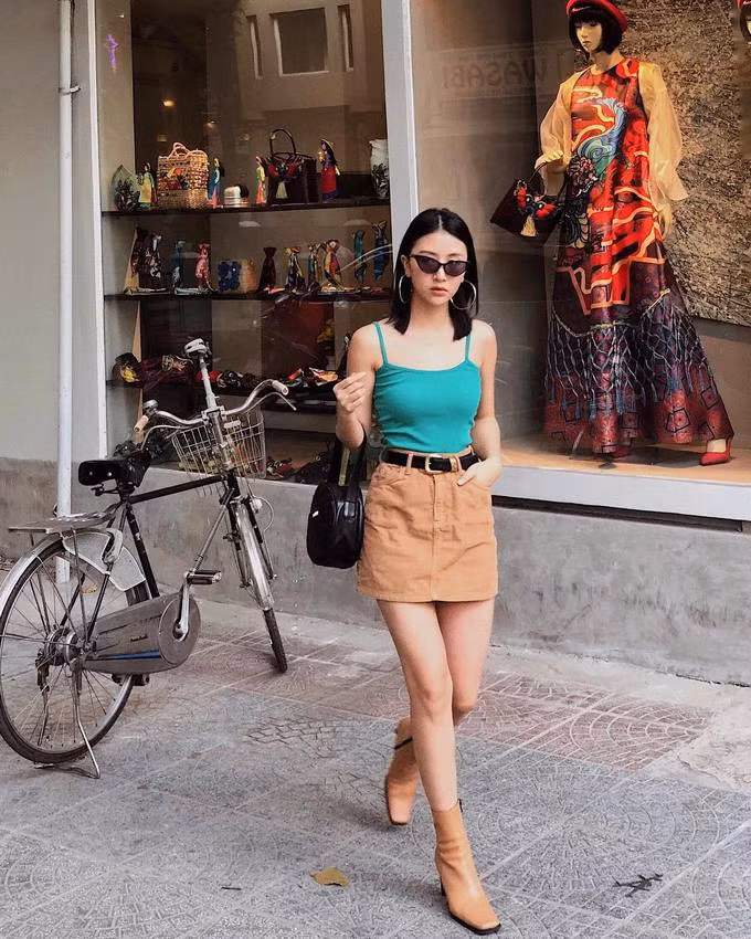 Street style của Quỳnh Anh Shyn là gợi ý hoàn hảo cho các cô nàng thích phong cách gợi cảm, phóng khoáng. Thay thế ankle boots bằng chelsea boots hay sneaker đều phù hợp. 