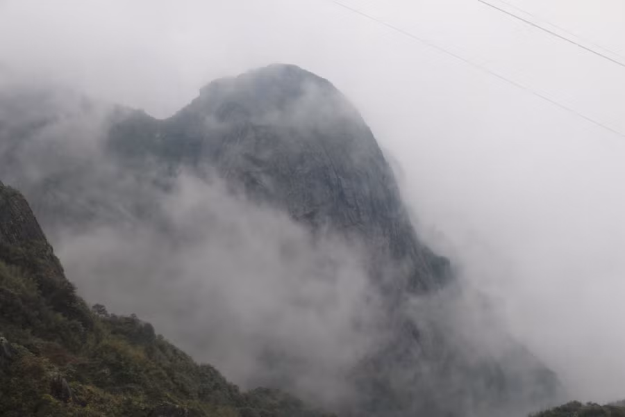 Du khách được chiêm ngưỡng vẽ đẹp kỳ vĩ của dãy núi Hoàng Liên Sơn từ trên cáp treo. Ảnh: Q.T Du khách được chiêm ngưỡng vẽ đẹp kỳ vĩ của dãy núi Hoàng Liên Sơn từ trên cáp treo. Ảnh: Q.T