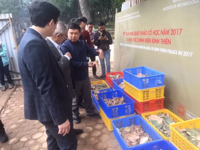 PGS Tống Trung Tín giới thiệu về các di vật tìm thấy ở hố khai quật. PGS Tống Trung Tín giới thiệu về các di vật tìm thấy ở hố khai quật.
