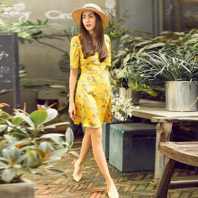  Tăng Thanh Hà cũng mê đắm mẫu đầm thắt eo, ưu ái thiết kế in hoa mang đậm phong cách vintage.