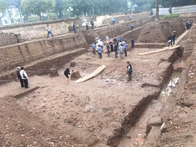 Toàn cảnh hố khai quật ở phía Đông điện Kính Thiên - Hoàng thành Thăng Long. Ảnh: Tùng Long. Toàn cảnh hố khai quật ở phía Đông điện Kính Thiên - Hoàng thành Thăng Long. Ảnh: Tùng Long.
