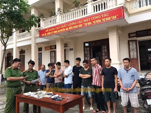 Các đối tượng cùng tang vật tại cơ quan điều tra. Ảnh: Công an Ninh Bình