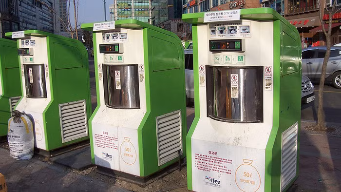 Thùng rác kết nối với ổng khí nén vận chuyển bên dưới thành phố - Ảnh: edb.gov.sg Thùng rác kết nối với ổng khí nén vận chuyển bên dưới thành phố - Ảnh: edb.gov.sg