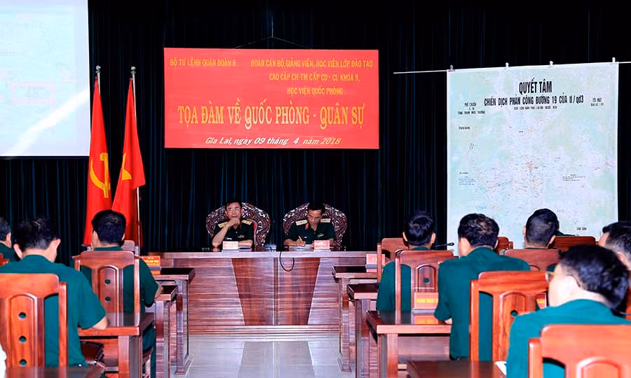Trung tướng Nguyễn Ngọc Tương-Phó Chính ủy Học viện Quốc phòng và Thiếu tướng Vũ Văn Sỹ-Tư lệnh Quân đoàn 3 đồng chủ trì buổi tọa đàm. Ảnh: Vũ Duy Hiển Trung tướng Nguyễn Ngọc Tương, Phó Chính ủy Học viện Quốc phòng và Thiếu tướng Vũ Văn Sỹ, Tư lệnh Quân đoàn 3 đồng chủ trì buổi tọa đàm. Ảnh: Vũ Duy Hiển