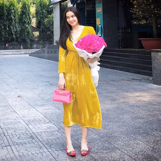 Ngay từ những ngày chớm hè, Hồ Ngọc Hà đã lăngxê gam vàng mustar khi lựa chọn bộ đầm thắt eo bằng nhung, phối cùng phụ kiện tông màu hồng đầy nữ tính.