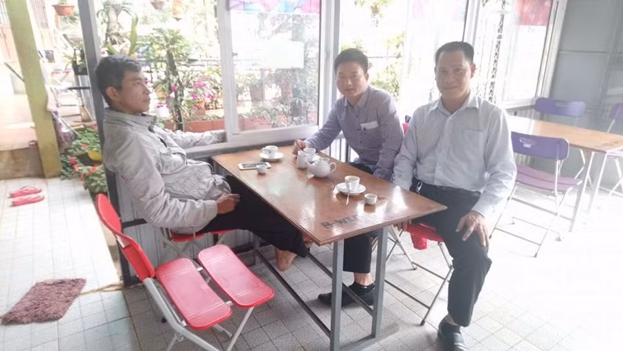 Ông Hồ Vương - chủ của thương hiệu B-wild coffee ở Khe Sanh (bìa trái) và tác giả (ở giữa).