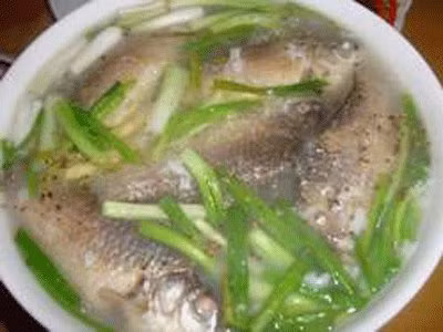 Cá diếc nấu kim anh tử thích hợp với nam giới thận hư