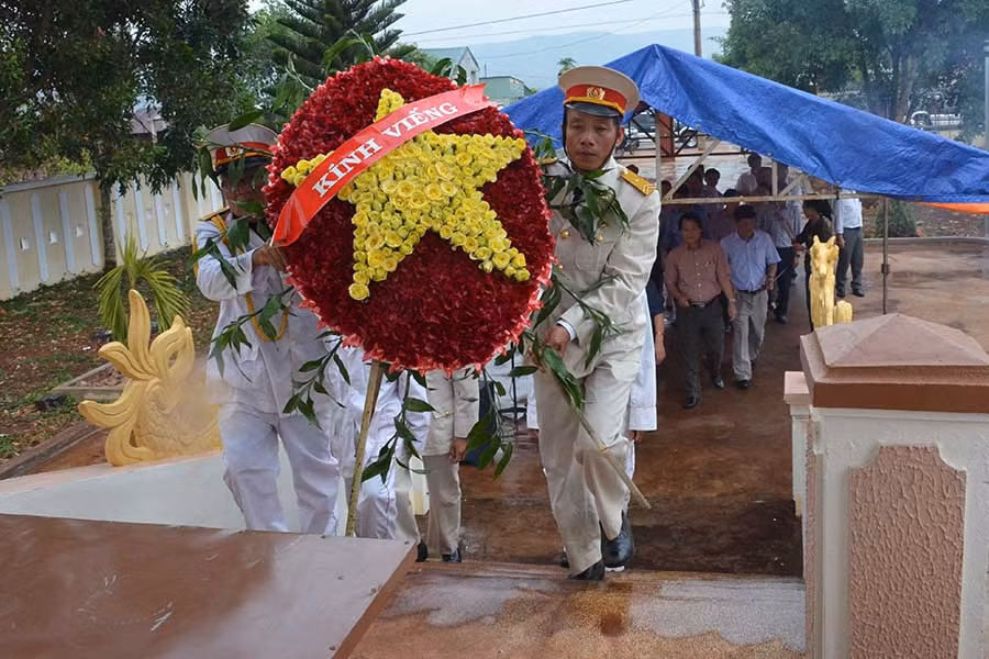  Viếng các liệt sĩ tại nhà bia. Ảnh: Vĩnh Hoàng