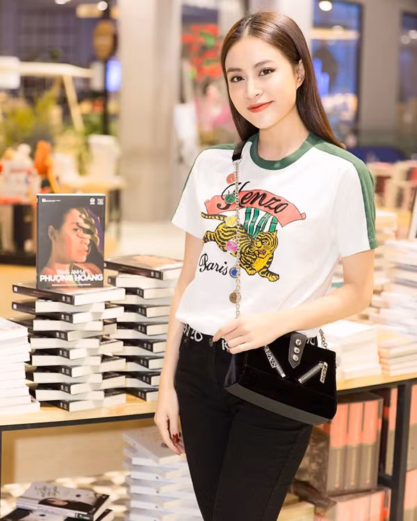 Hoàng Thuỳ Linh là một người khá cầu kỳ trong cách xây dựng phong cách street style, bên cạnh các kiểu váy áo điệu đà cô cũng 'phải lòng' mốt diện áo thun đơn giản.