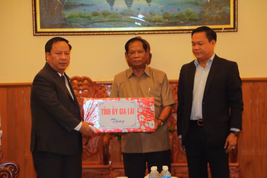Đồng chí Châu Ngọc Tuấn-Phó Bí thư Tỉnh ủy tặng quà cho lãnh đạo tỉnh. Ảnh: Trần Dung