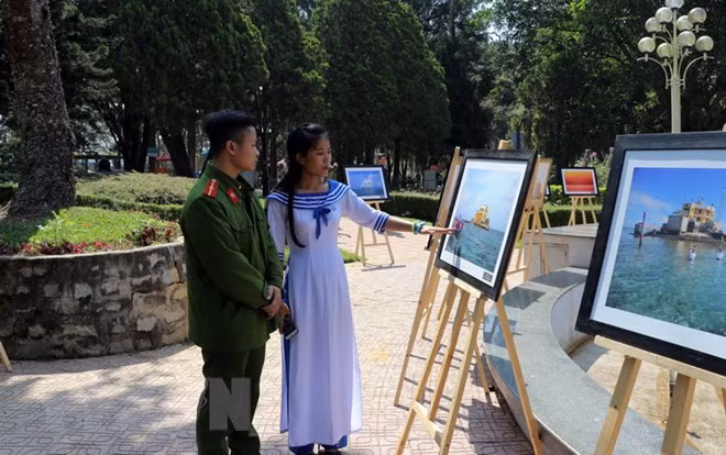  Khách tham quan triển lãm. (Ảnh: Đặng Tuấn/TTXVN)