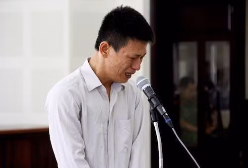 Bị cáo Thư bật khóc khi nhớ lại vụ xô xát dẫn đến chết người. Bị cáo Thư bật khóc khi nhớ lại vụ xô xát dẫn đến chết người.