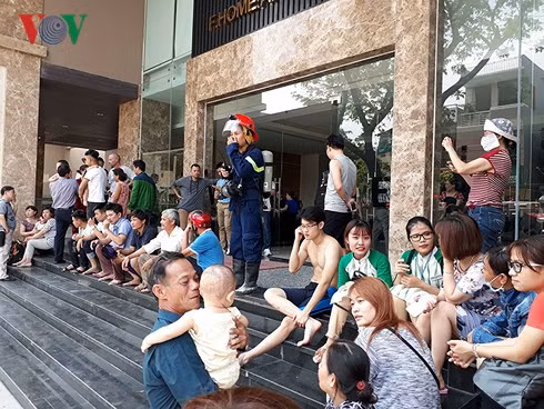  Cư dân F. Home bỏ căn hộ chạy xuống tầng 1 của tòa nhà.