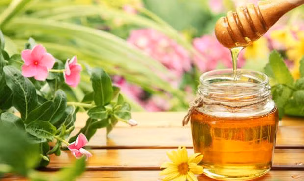 Mật ong giúp sáng da, mượt tóc.
