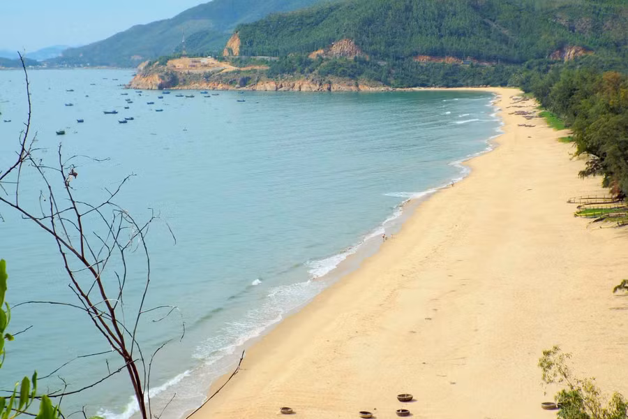 Đường dẫn lên mộ Hàn Mặc Tử tại Gềnh Ráng. Ảnh: T.H Đường dẫn lên mộ Hàn Mặc Tử tại Gềnh Ráng. Ảnh: T.H