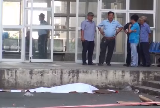 Một bệnh nhân nữ bất ngờ nhảy từ tầng 9 Bệnh viện Đa khoa Đồng Nai xuống đất, tử vong tại chỗ. 