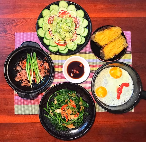  Đôi khi chồng đi vắng, bữa cơm chỉ có hai mẹ con, chị Nguyễn Tâm vẫn làm đủ món mặn, rau và salad.