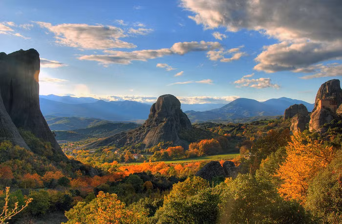 Rực rỡ sắc màu cảnh mùa thu xung quanh quần thể tu viện Meteora - Ảnh: Richard Fairless/Getty