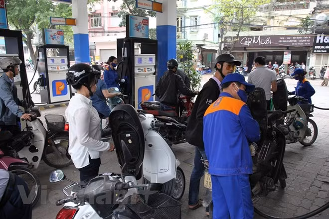  Nhân viên Petrolimex đang bán xăng cho khách hàng. 