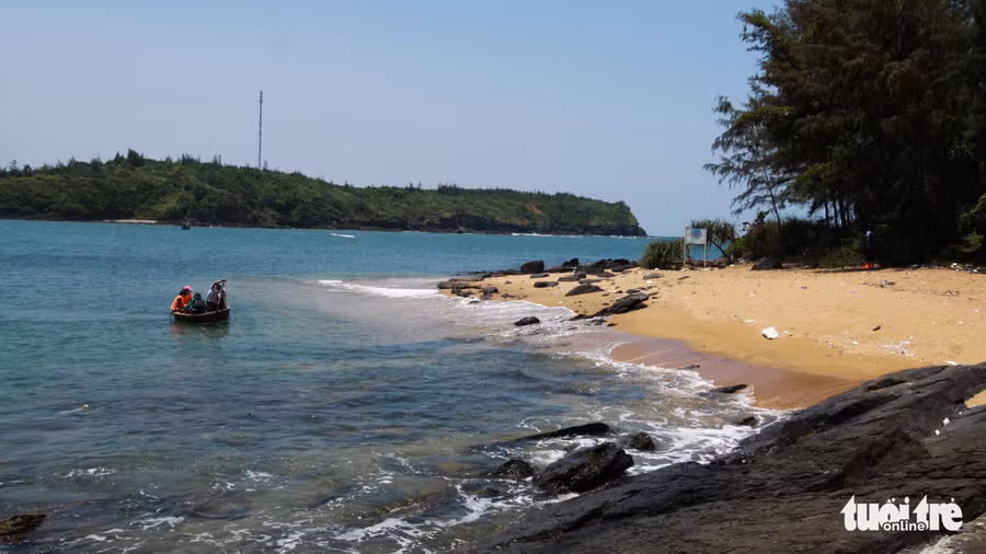  Nếu muốn săn nhiều ảnh đẹp hơn, du khách có thể nhờ ngư dân đưa ra Hòn Dứa, Hòn Mang thăm thú 