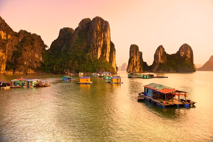  Làng chài Cửa Vạn, Việt Nam. Một làng chài đẹp có tên gọi Cửa Vạn nằm ở vịnh Hạ Long. Ngôi làng chài nổi này là một trong những làng đánh cá lớn nhất trên thế giới. Bạn chỉ có thể đến đó bằng thuyền. Mọi người ở đây sống trong những ngôi nhà trên bè, thậm chí bạn có thể thấy một trường học trên đó.