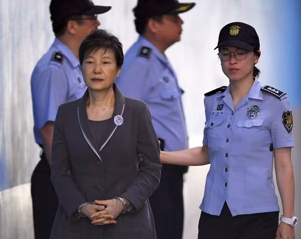 Cựu Tổng thống Hàn Quốc Park Geun-Hye (trái) tới Tòa án quận trung tâm Seoul.