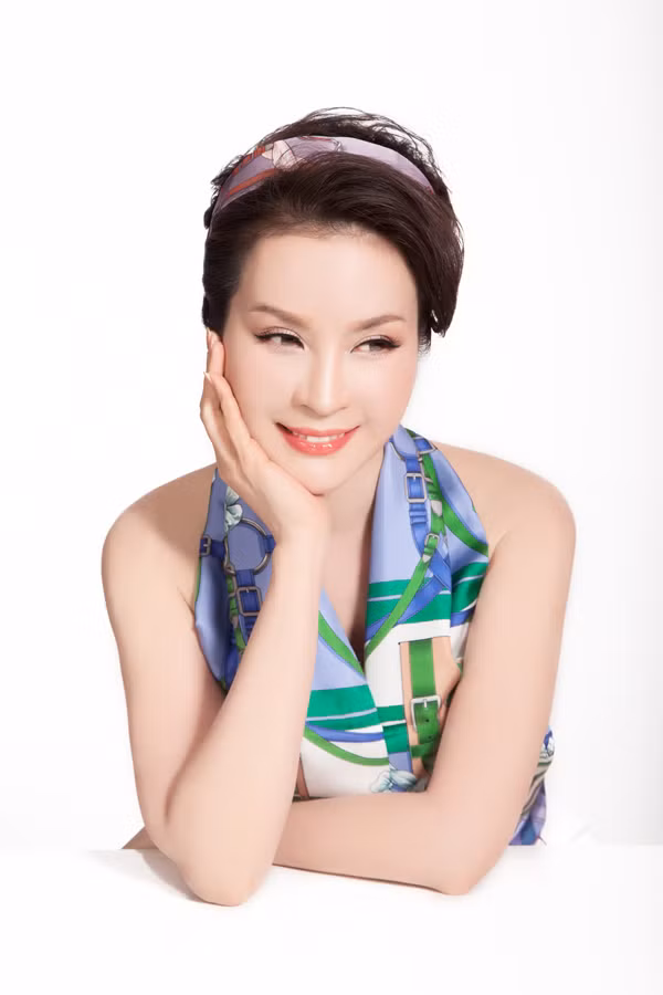 Kiểu trang điểm Hàn Quốc không sử dụng quá nhiều phấn tạo khối tối mà tập trung tạo khối sáng ở vùng chữ T.
