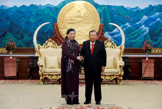 Tổng Bí thư, Chủ tịch nước Lào Bounnhang Volachith tiếp Phó Chủ tịch Quốc hội Tòng Thị Phóng.