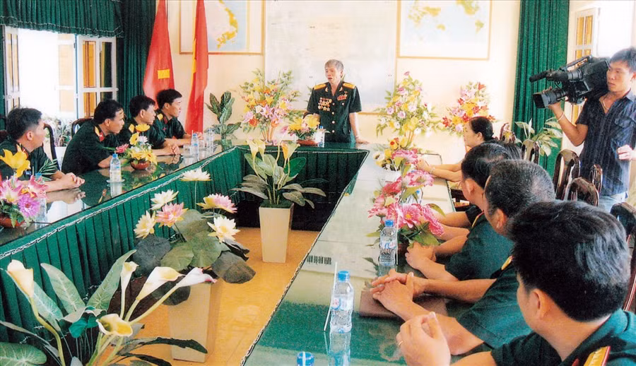 Anh hùng Nguyễn Văn Nhương (người đứng) nói chuyện với Đảng ủy Sư đoàn 9, Quân đoàn 4.