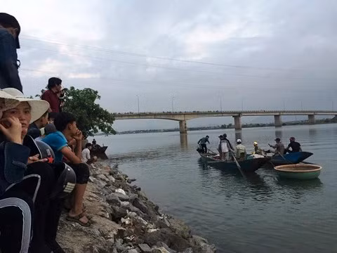 Lực lượng chức năng tìm kiếm thi thể học sinh bị đuối nước.