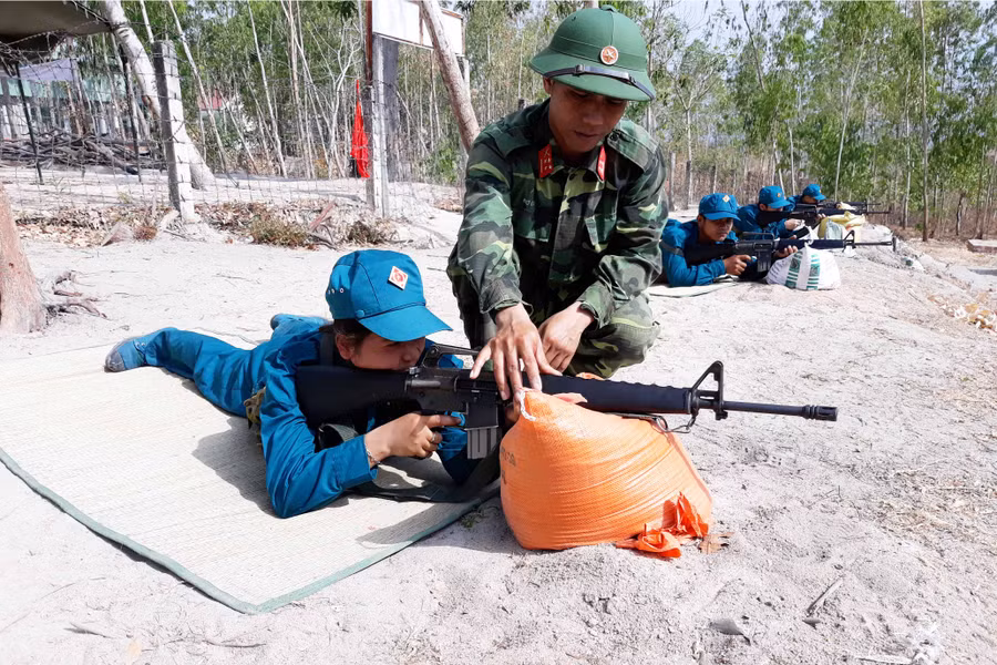 Đại úy Rơ Ô Su đang hướng dẫn chiến sỹ dân quân sử dụng súng AR 15. Ảnh: M.L