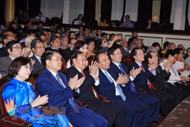 Thủ tướng Nguyễn Xuân Phúc và các đại biểu tại lễ kỷ niệm. 
